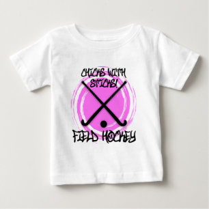 棒-フィールドホッケーを持つひよこ ベビーTシャツ