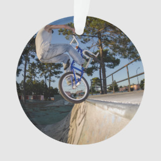 棚でバランスをとる青いBMX オーナメント