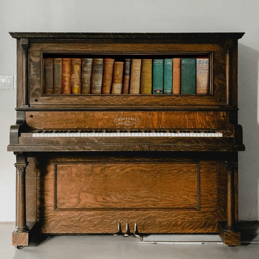 棚に置かれた古い本の切り離し 薄葉紙