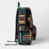 棚に置かれた本 プリントバックパック (左)