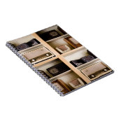 棚の古いヴィンテージの50年代のラジオ ノートブック (右側)