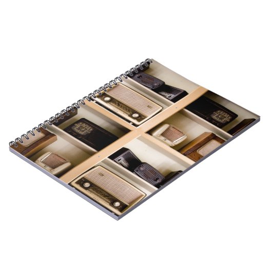 棚の古いヴィンテージの50年代のラジオ ノートブック (左側)