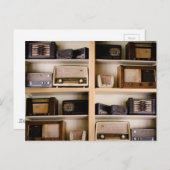 棚の古いヴィンテージの50年代のラジオ ポストカード (正面/裏面)