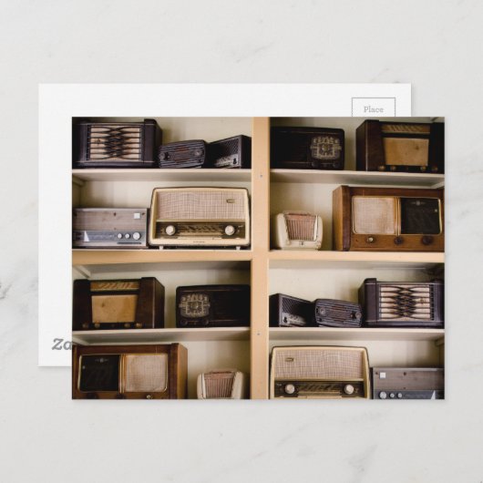 棚の古いヴィンテージの50年代のラジオ ポストカード (正面/裏面)