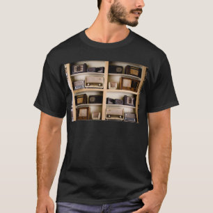 棚の古いヴィンテージの50年代のラジオ Tシャツ