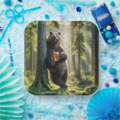 森でビールを飲むクマ ペーパープレート (パーティー)