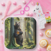 森でビールを飲むクマ ペーパープレート (パーティー)