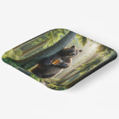 森でビールを飲むクマ ペーパープレート (傾斜あり)