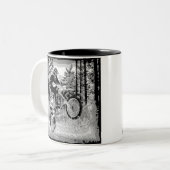 森で動く土のバイク ツートーンマグカップ (正面左)