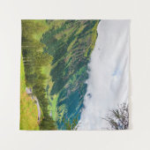 森と緑の草で覆われた緑の山々 タペストリー (正面(横))