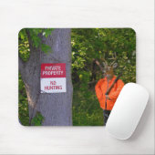 森にライフル銃を持つ鹿ハンター マウスパッド (マウス)