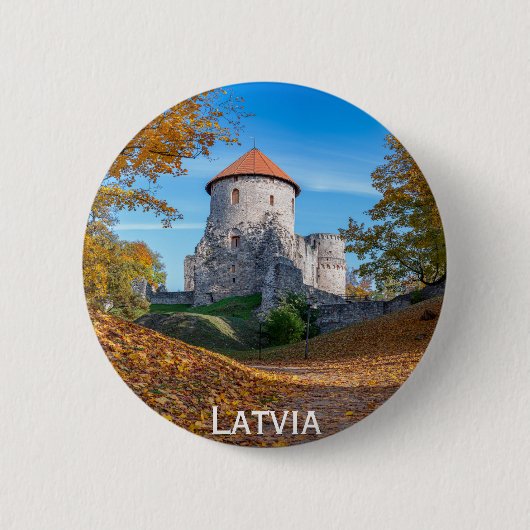 森に囲まれた中世の城 缶バッジ (正面)