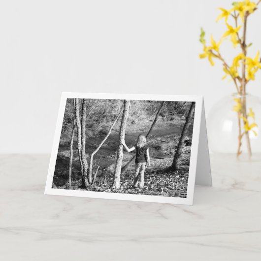 森に立つ子供 カード (黄色い花)