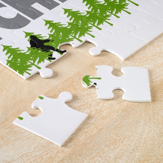 森に隠れている行ったSquatchinビッグフット ジグソーパズル (側面)