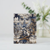 森のはがきに隠れる白フクロウ ポストカード (スタンド正面)
