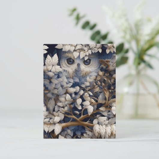 森のはがきに隠れる白フクロウ ポストカード (スタンド正面)