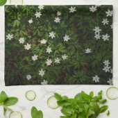森のイチゲの林床、自然の植物学的な春 キッチンタオル (折り畳み)
