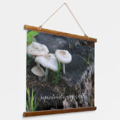 森のカエデの上の穏やかなキノコ 吊り下げ型タペストリー (傾斜あり)