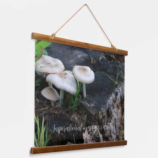 森のカエデの上の穏やかなキノコ 吊り下げ型タペストリー (傾斜あり)