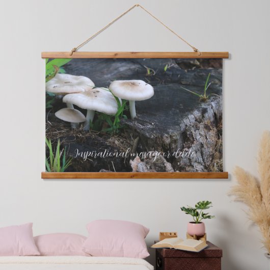 森のカエデの上の穏やかなキノコ 吊り下げ型タペストリー (寝室)