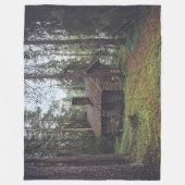 森のキャビン フリースブランケット (正面)