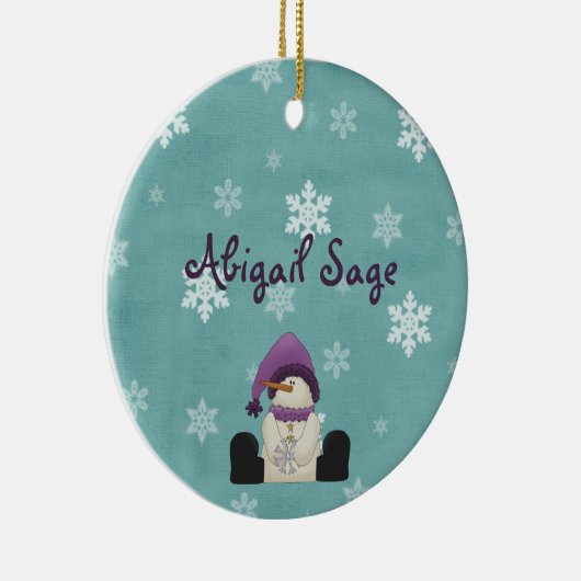 森のクリスマスのかわいくパーソナライズな雪だるま セラミックオーナメント (右)