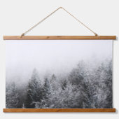 森の上に霧が凍ってい立つ 吊り下げ型タペストリー (正面)