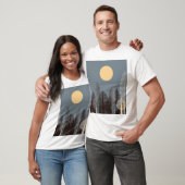 森の上ストライプのの月、シルバー。 Tシャツ (ユニセックス)