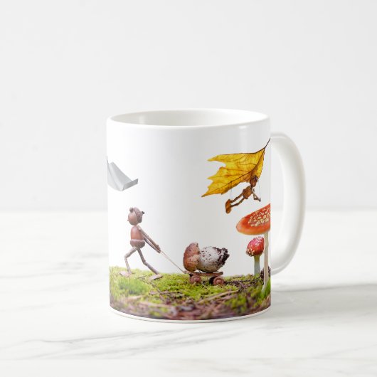 森の中でドングリ小人とマグカップ コーヒーマグカップ (正面右)