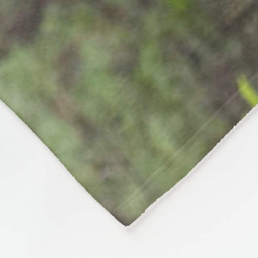 森の中でポーズをとる黒いアイルランドのウルフハウンド フリースブランケット (角)