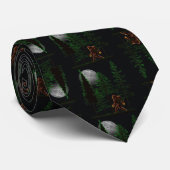 森の中で大きな足を隠して探す ネクタイ (ロール)