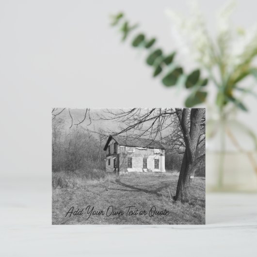 森の中で捨てられたこの家をパーソナライズ ポストカード (スタンド正面)