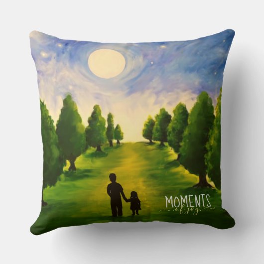 森の中で疑問に思月に照らされた散歩の瞬間 クッション (裏面)