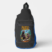 森の中で衝突する熊の狩り ユーモアのある スリングバッグ (正面)