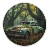 森の中で錆び捨てられたヴィンテージカー セラミックノブ (正面)