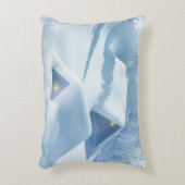 森の中で雪が屋根を乗り越えた アクセントクッション (正面(垂直))