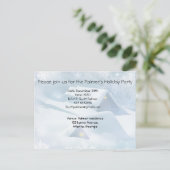 森の中で雪が屋根を乗り越えた インビテーションポストカード (スタンド正面)