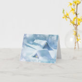 森の中で雪が屋根を乗り越えた カード (黄色い花)