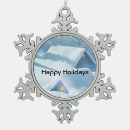 森の中で雪が屋根を乗り越えた スノーフレークピューターオーナメント