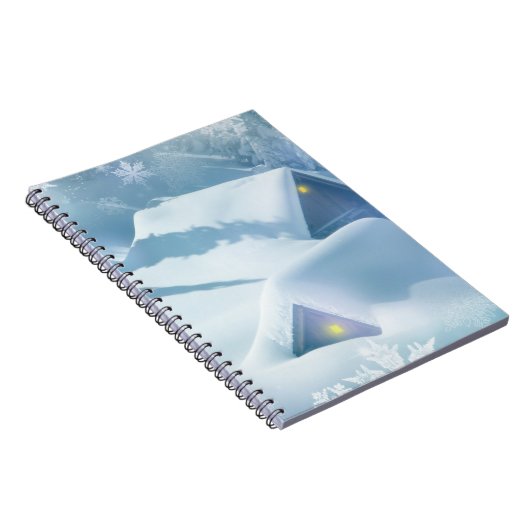 森の中で雪が屋根を乗り越えた ノートブック (右側)