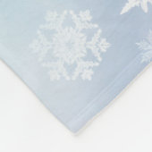 森の中で雪が屋根を乗り越えた フリースブランケット (角)