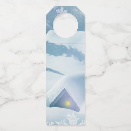 森の中で雪が屋根を乗り越えた ボトルネックタグ (正面)