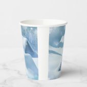 森の中で雪が屋根を乗り越えた 紙コップ (左)