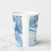 森の中で雪が屋根を乗り越えた 紙コップ (右)