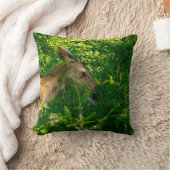 森の中で鹿を食べる。 クッション (ブランケット)