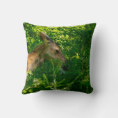 森の中で鹿を食べる。 クッション (裏面)