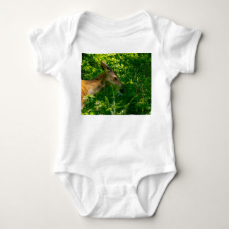 森の中で鹿を食べる。 ベビーボディスーツ
