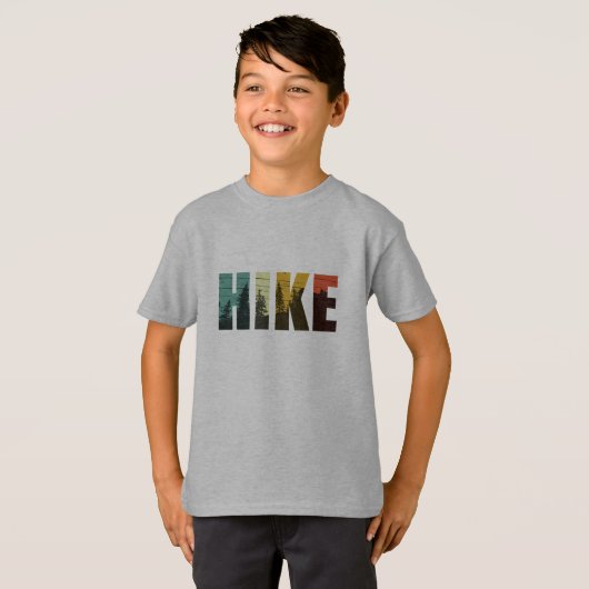 森の中に松の木のハイキングヴィンテージ Tシャツ (正面フル)