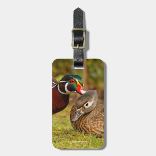 森の中のアヒルの間の甘い瞬間 ラゲッジタグ (正面縦)