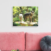 森の中の二つの灰色のオオカミ キャンバスプリント (インサイチュ (リビング))